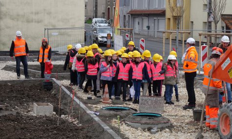 Le chantier du parvis expliqué aux enfants de CM1